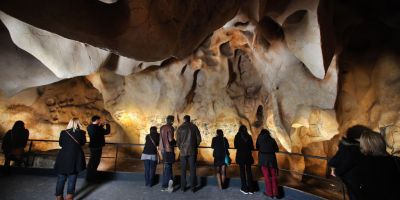 9-La Caverne du Pont dArc copie de la Grotte Chauvet ouverte au public depuis avril 2015  Patrick Aventurier
