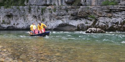 Descente des Gorges de lArdeche en barque avec les bateliers de lArdeche  Sebastien Gayet - Pont dArc-Ardèche 4