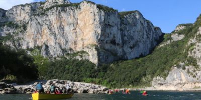 Descente des Gorges de lArdeche en barque avec les bateliers de lArdeche  Sebastien Gayet - Pont dArc-Ardèche 5
